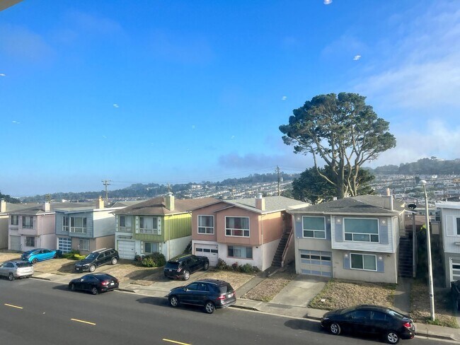 Building Photo - Sparkling 2 Bedroom 1.5 Bath - Nicely upda...