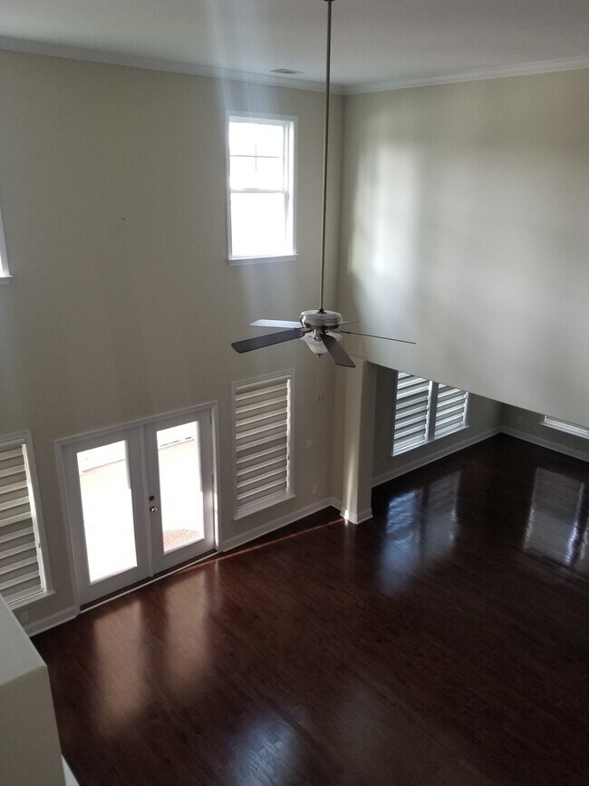 Building Photo - Spacious 6 bedroom, 4 bathroom home!