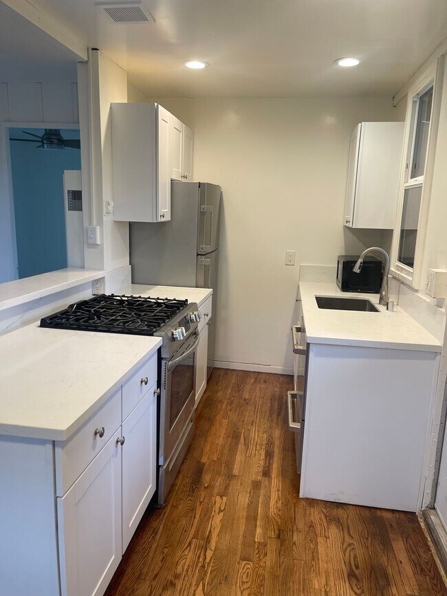 Building Photo - Updated 1 Bed, 1 Bath House in the Heart o...