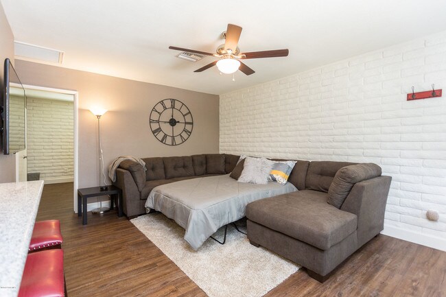 Building Photo - 146 S Rush St