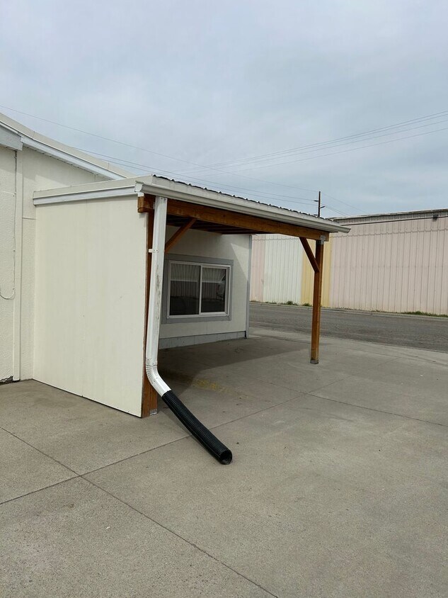 Primary Photo - 2 Bedroom / 1 Bathroom Apartment