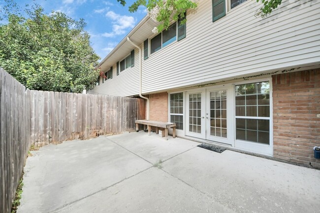 Building Photo - 832 Wax Myrtle Ln