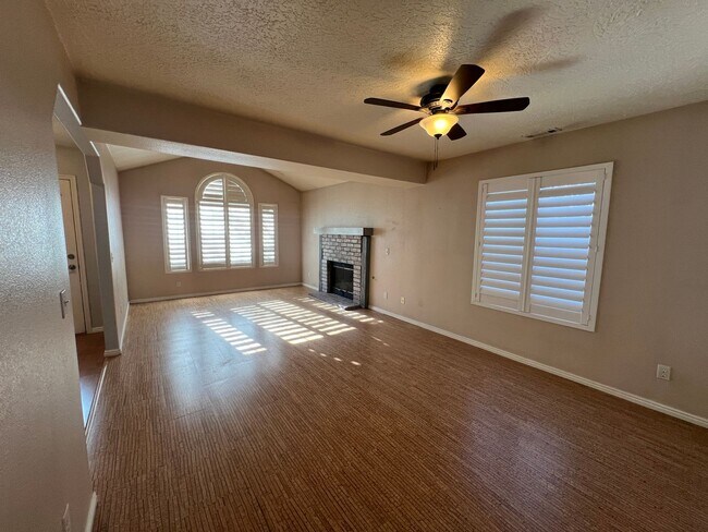 Building Photo - 3 bed - 2 bath Single Family Home!