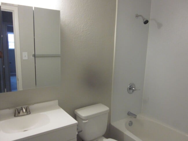 Building Photo - Eastridge Home!
