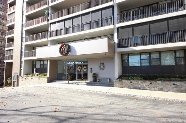 Foto del edificio - 44 Strawberry Hill Ave