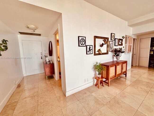 Foto del edificio - 251 Crandon Blvd