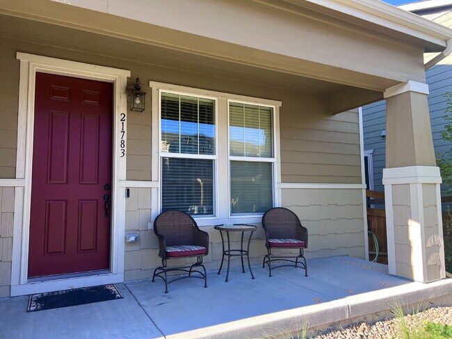 Foto del edificio - Beautifully Maintained 4BR/3.5BA Townhome with Finished Basement in Prime Aurora Location w/2-Car...