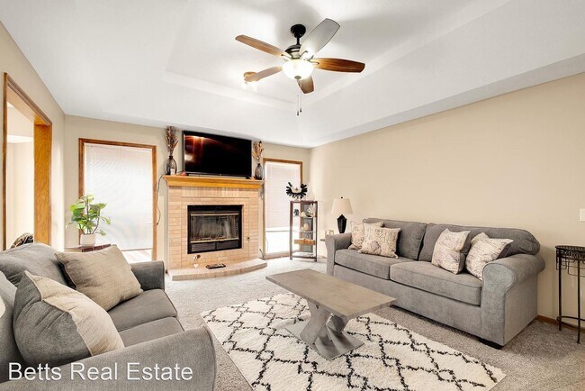 Foto del edificio - 3 br, 3 bath House - 6328 N. 105th Street