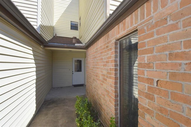 Building Photo - 2578 Bering Dr