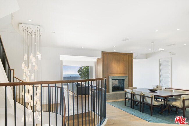 Foto del edificio - 1347 Palisades Beach Rd