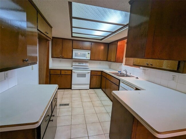 Building Photo - 2116 Oakvista Cir