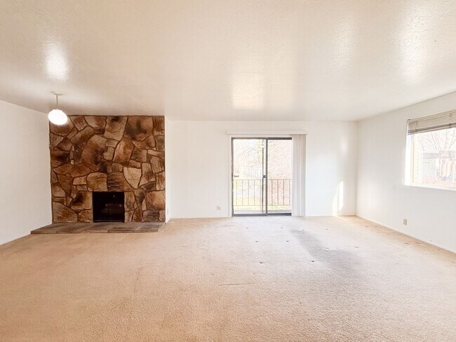 Foto del edificio - Cozy 2BR 1BA Home w/ Fireplace + 1 Car Garage + Fenced Yard in Sugar House