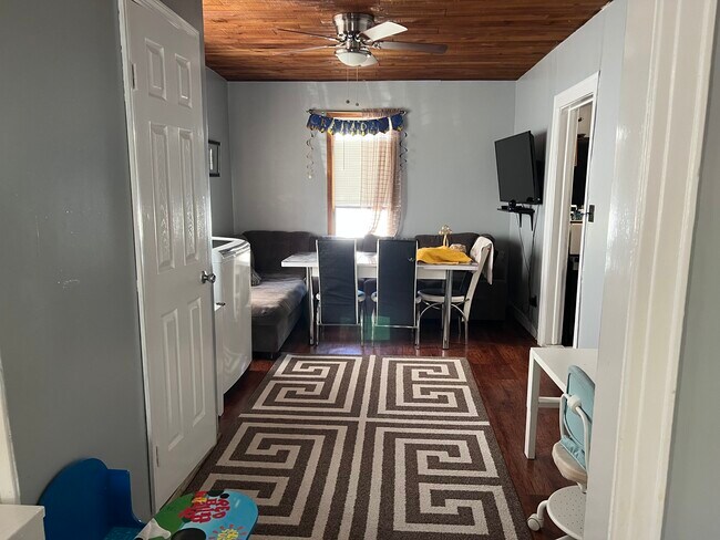 Foto del edificio - 2358 E 23rd St