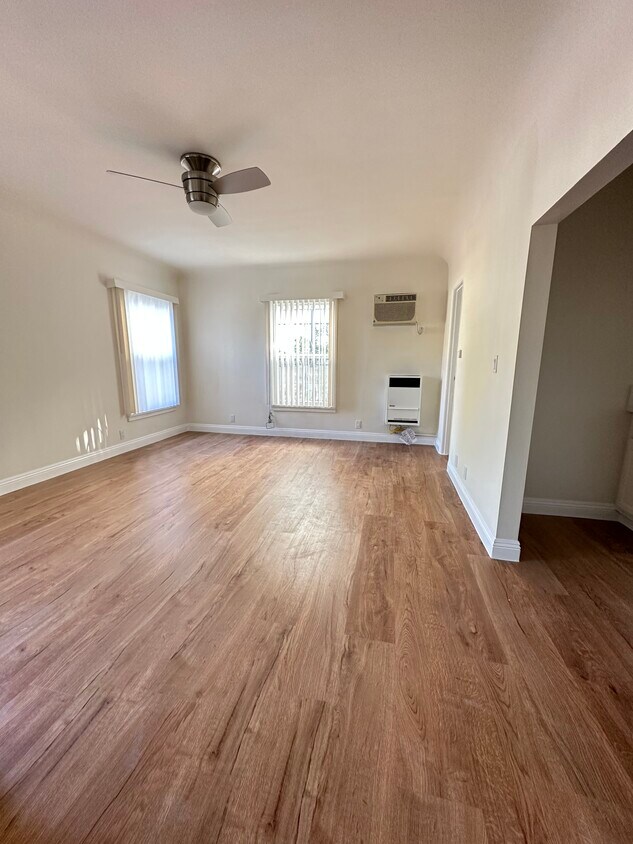 Primary Photo - 265 S Manhattan Pl