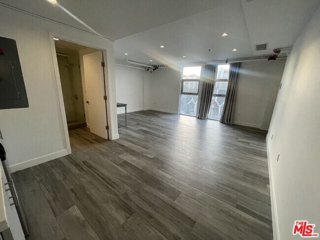 Foto del edificio - 600 S LA BREA Ave