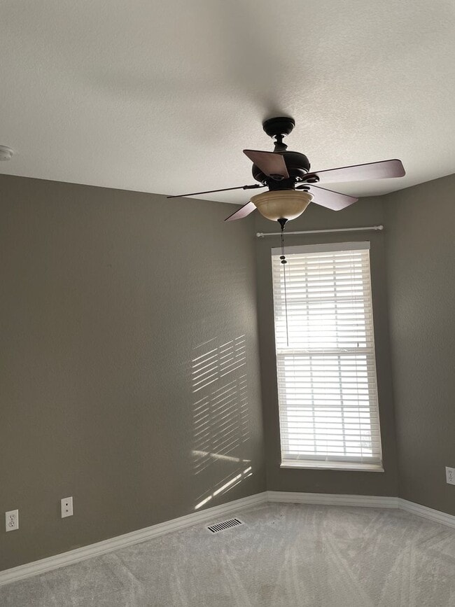 Building Photo - BEAUTIFUL 3 BEDROOM / 2 BATHROOM HOUSE IN ...