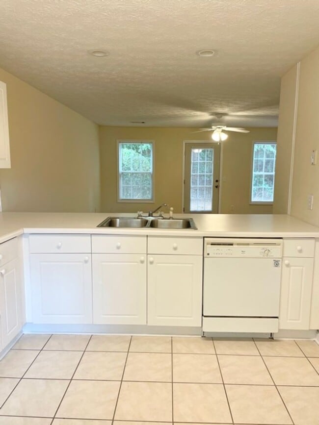 Building Photo - Donahue Crossing Condominium! Neighborhood...