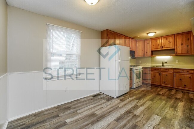 Building Photo - REDUCED!
