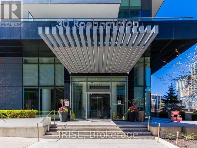 Photo du bâtiment - 30 Roehampton Ave