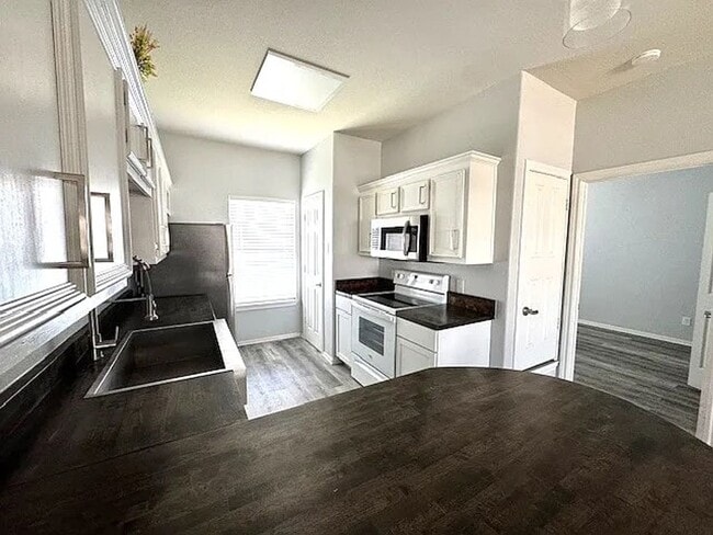 Building Photo - 4 bed 4 bath duplex - $550 per bed