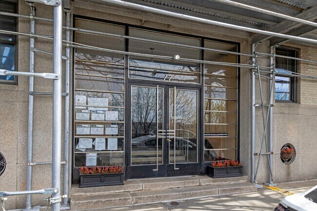 Entrada - 17 Chittenden Ave