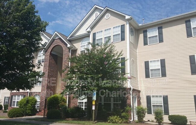 Foto del edificio - 711 Ivy Glen Dr