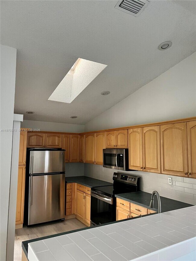 Foto del edificio - 6641 NW 52nd St