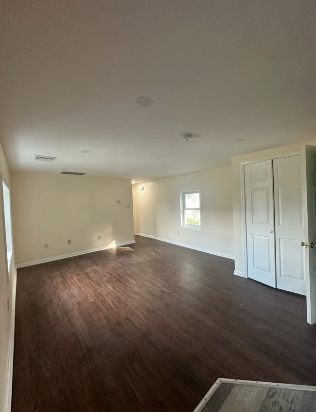 Livingroom - 95 Thompson Ave
