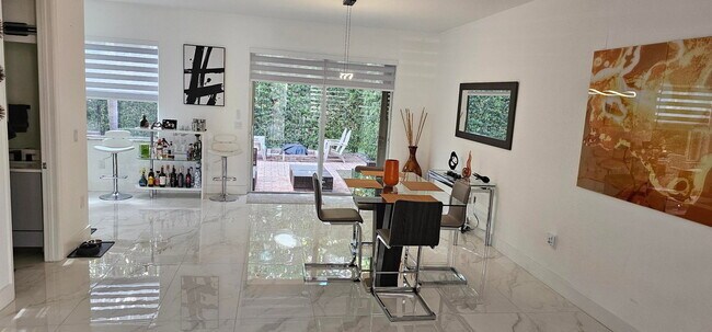 Foto del edificio - 10435 Yarrow Dr