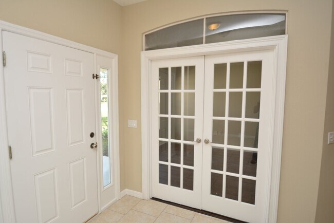 Building Photo - Pool Home with 4 bed, 2 bath located in Se...