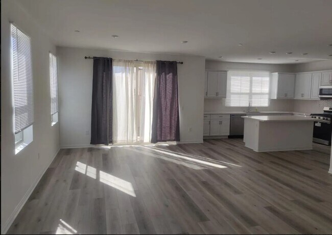 Building Photo - 4 Bed 2.5 Bath in Oceanside for Rent!