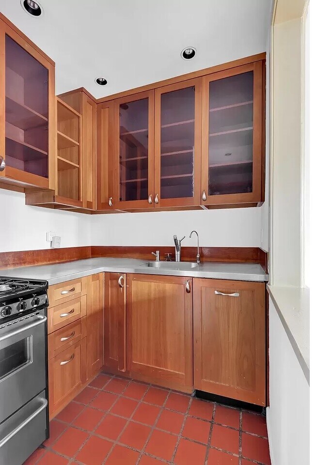 Building Photo - 136 W 81st St