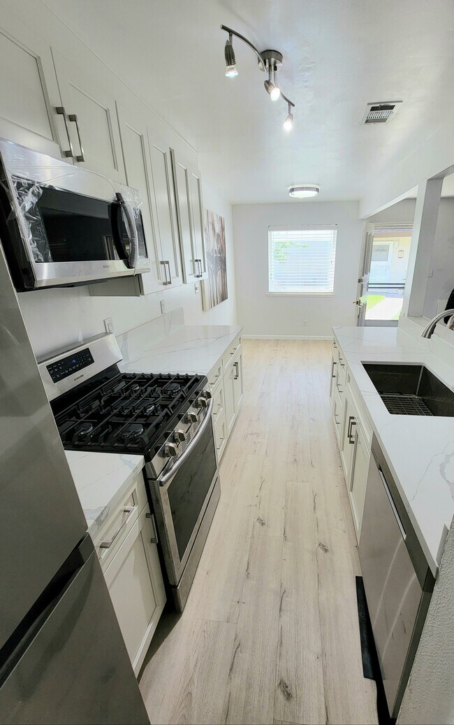 Building Photo - 1700 Fremont Ct