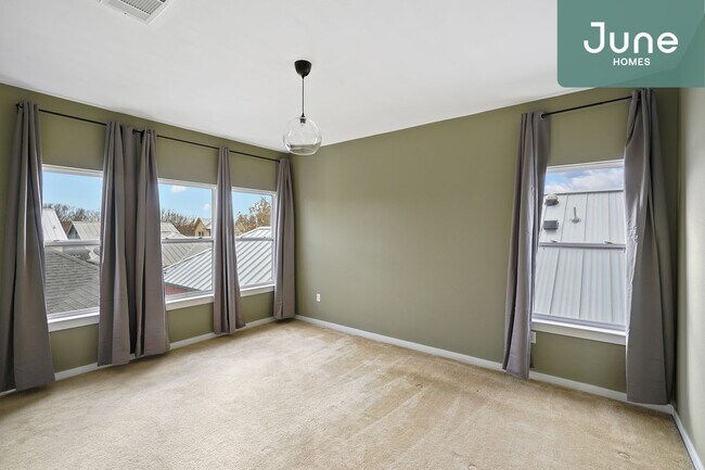 Building Photo - Queen room in 5-bed/2.5-bath Home