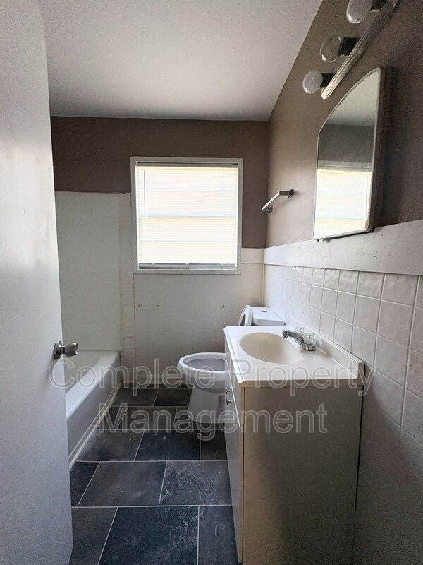 Building Photo - 1252 18th Pl SW