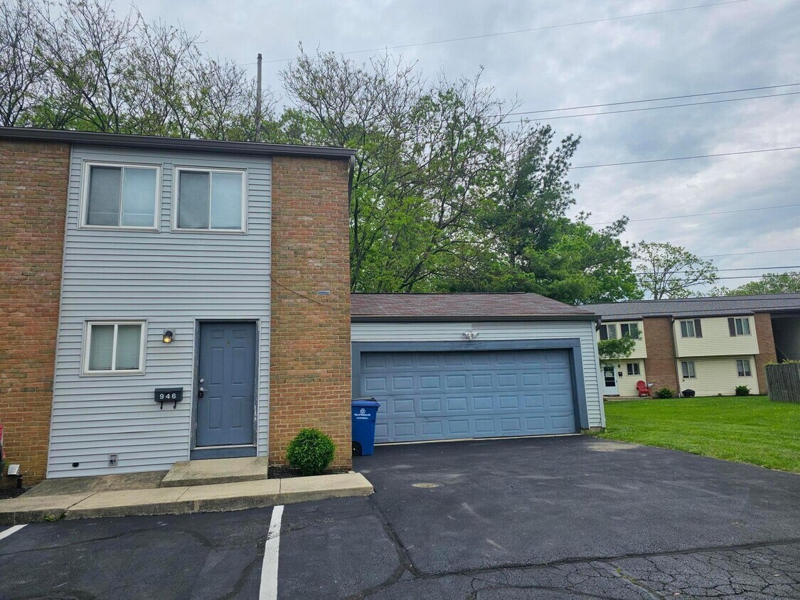 Foto principal - 946 S Spring Rd