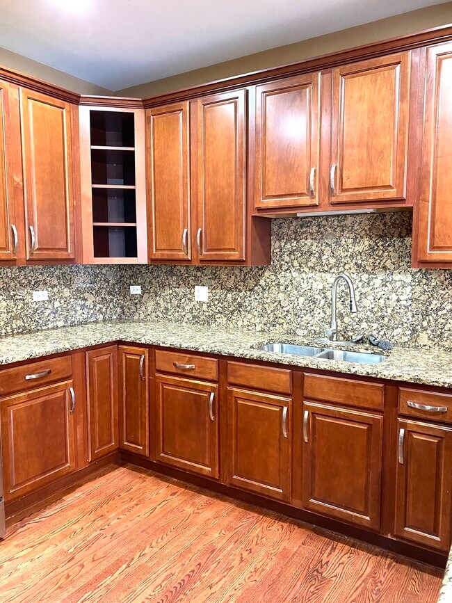Building Photo - 1521 Stonegate Manor