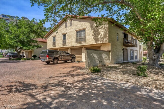 Building Photo - 3173 Pinehurst Dr