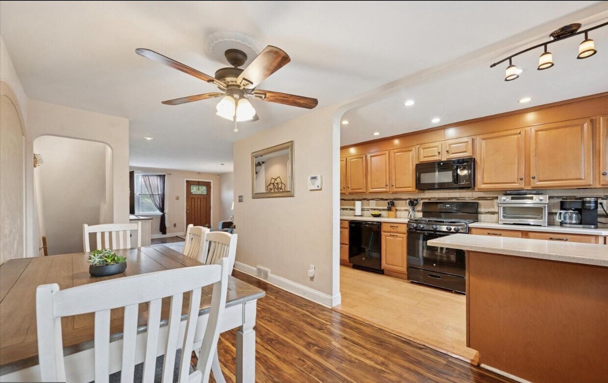 Foto principal - Charming 3-bedroom, 2-bathroom Townhome - ...