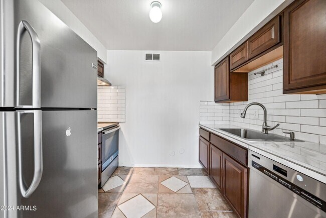 Foto del edificio - 35 N May St