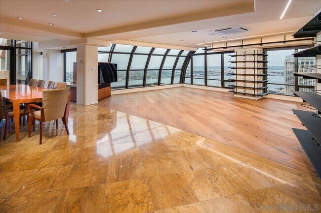 Foto del edificio - 200 E Harbor Dr