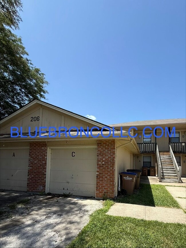 Building Photo - 206 Sky Vue Dr
