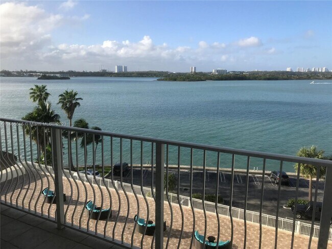 Building Photo - 10350 W Bay Harbor Dr