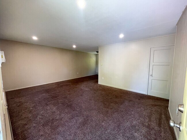 Building Photo - Spacious 2+ Bedroom Duplex Unit in Richlan...