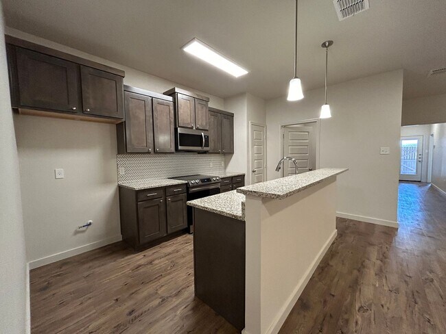 Foto del edificio - Beautiful 2/2 Located Directly East Of Coo...