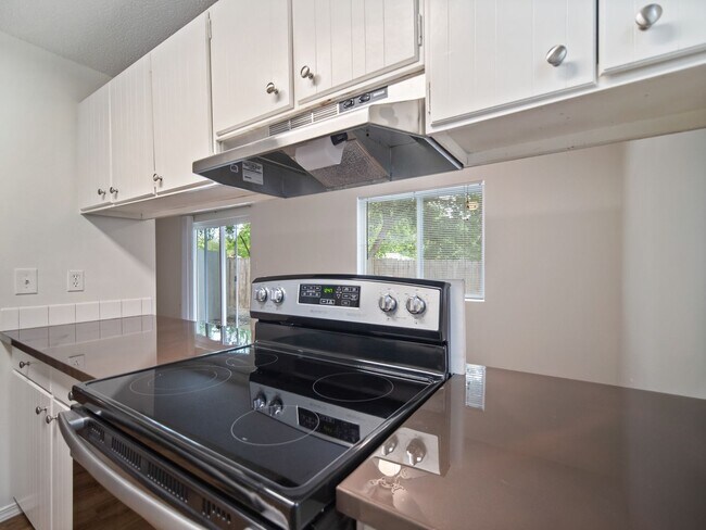 Foto del edificio - ONE BEDROOM IN DESIRABLE MILLWOOD NEIGHBOR...