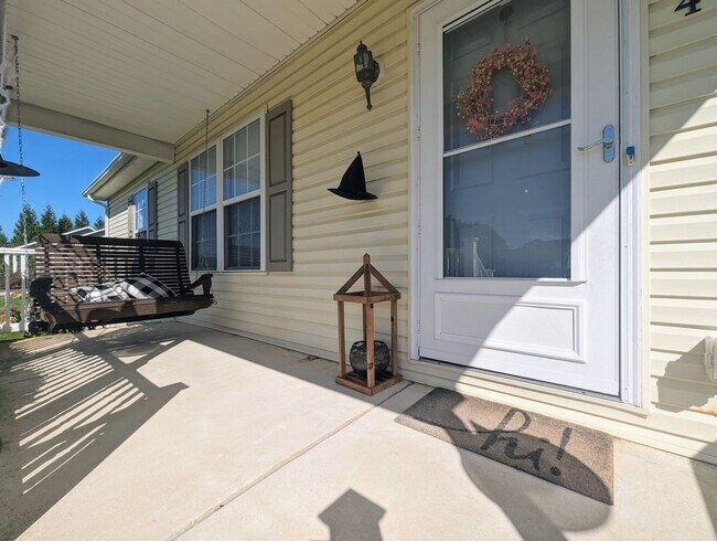 Building Photo - Spacious 3-Bedroom Gem at 441 W Chestnut R...
