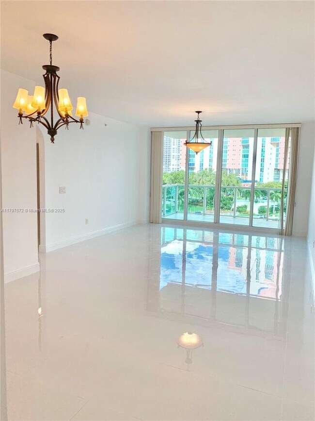 Foto del edificio - 3340 NE 190th St