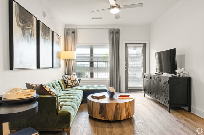 Sala de estar con suelo de superficie dura - Avalon Frisco