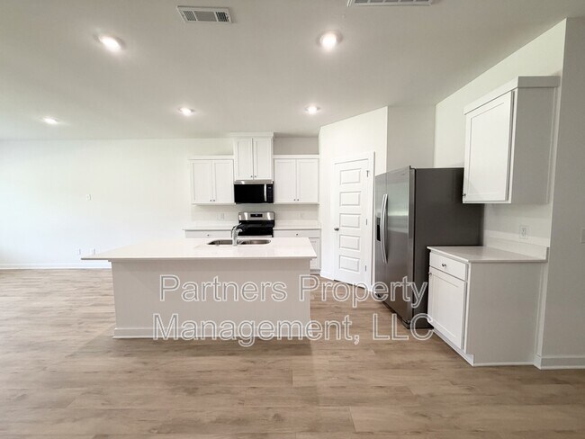 Building Photo - 509 S Neon Ave